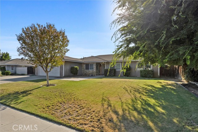 2105 Jason St, Bakersfield CA: https://media.crmls.org/medias/d7a04300-4cfe-48e0-aa21-c82e2a1585e6.jpg