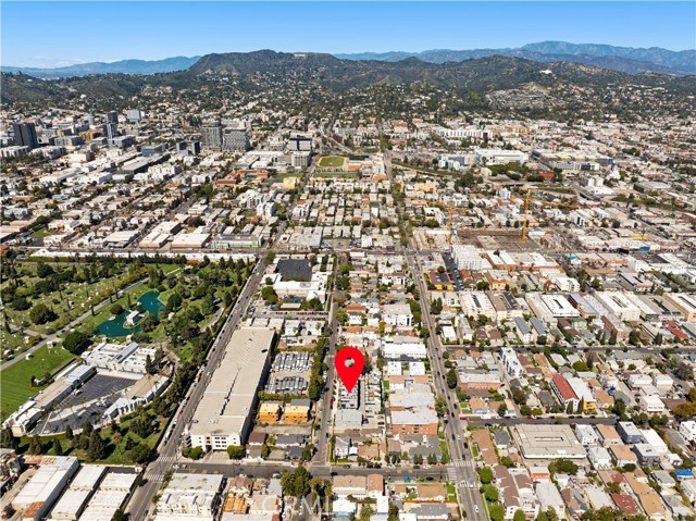 922 N Ridgewood Pl, Los Angeles CA: https://media.crmls.org/medias/d7a1a2f5-5f79-40e1-81b5-d1c3891fe240.jpg