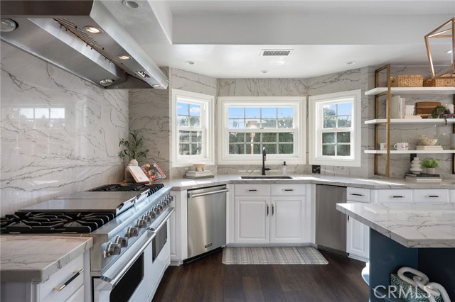 Detail Gallery Image 13 of 41 For 5 Hillsborough, Newport Beach,  CA 92660 - 4 Beds | 4/1 Baths