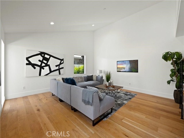5702 Lubao Avenue, Woodland Hills CA: https://media.crmls.org/medias/d7a67516-8dd8-4456-9125-f444880d2d89.jpg