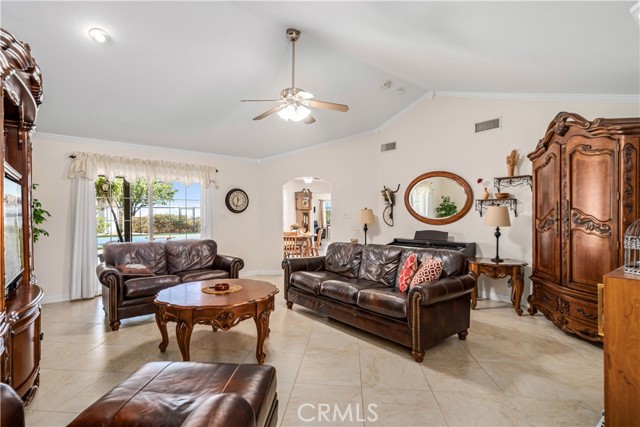 Detail Gallery Image 8 of 48 For 6151 Hickory St, Palmdale,  CA 93551 - 4 Beds | 2 Baths