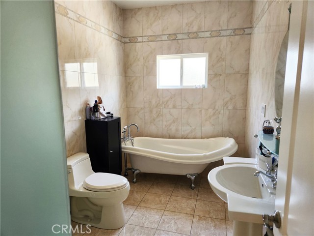 Detail Gallery Image 16 of 33 For 5732 Wallis Ln, Woodland Hills,  CA 91367 - 4 Beds | 2/1 Baths