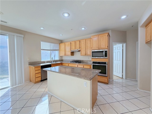 Detail Gallery Image 8 of 36 For 5793 Oakdale Ln, Fontana,  CA 92336 - 5 Beds | 3 Baths