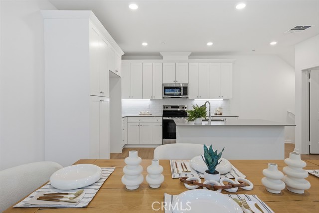 Detail Gallery Image 8 of 29 For 9425 N Sepulveda Blvd. #3,  North Hills,  CA 91343 - 2 Beds | 2/1 Baths