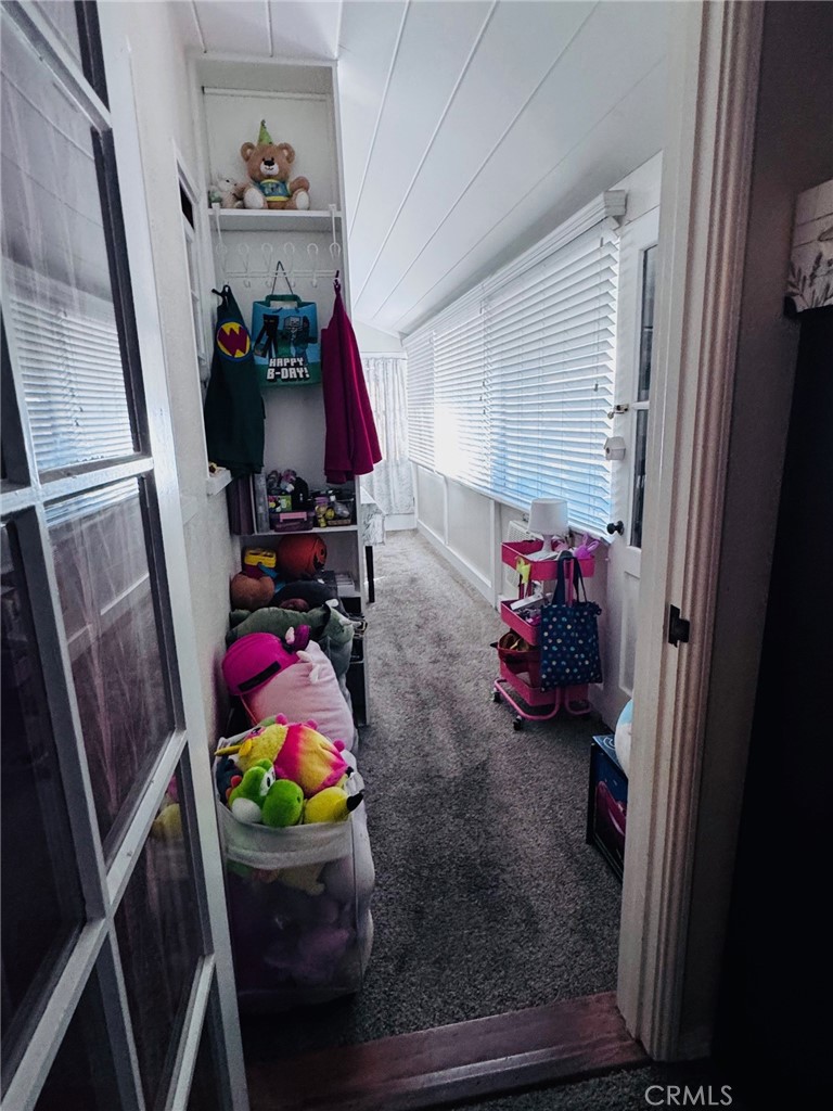 https://media.crmls.org/medias/d7acfab8-7fef-4985-a386-c47cefe0b4f7.jpg?preset=X-Large