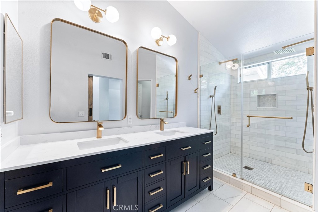 https://media.crmls.org/medias/d7ade103-2a3d-40ca-bb78-0a646eccc976.jpg?preset=X-Large