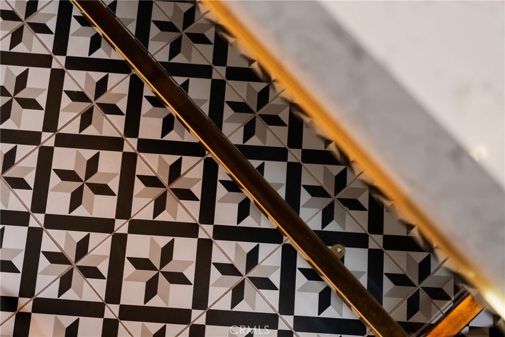 https://media.crmls.org/medias/d7aee3e0-afdd-4a17-a216-a3959e416552.jpg?preset=X-Large