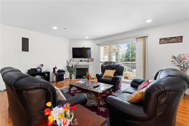 530 W Stocker Street, Glendale CA: https://media.crmls.org/medias/d7b0a70c-bae3-4f2b-90ad-a8ce9069d07e.jpg