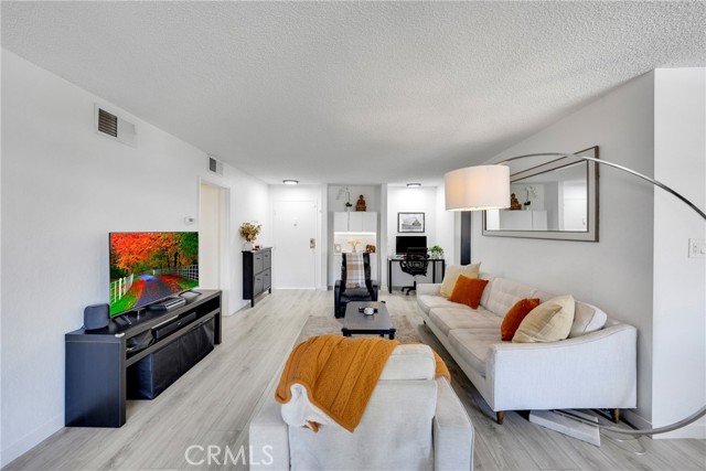 2386 E Del Mar Boulevard, Pasadena CA: https://media.crmls.org/medias/d7b252ef-665a-4758-b5ef-21ac9a58cc13.jpg