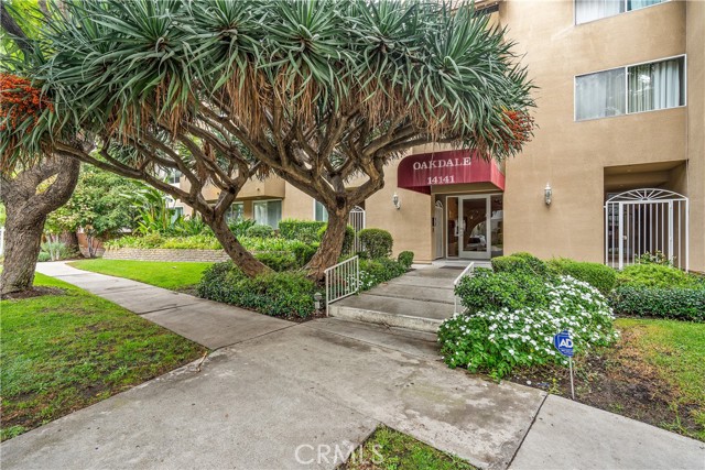 Detail Gallery Image 2 of 23 For 14141 Dickens St #212,  Sherman Oaks,  CA 91423 - 2 Beds | 2 Baths