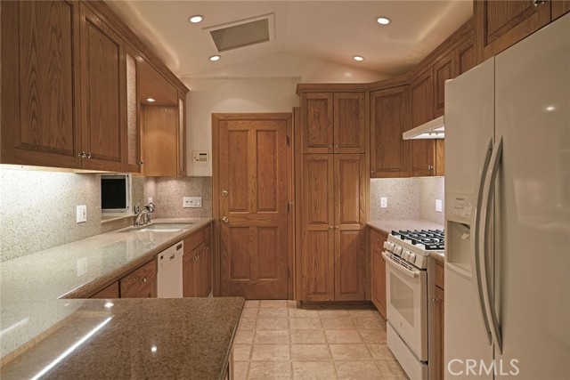 5 different light sources: hidden lights above cabinets, 8 halogen ceiling lights, spot light over sink and internal cabinets, spot light over breakfast area, 7 under-counter lights, all dimmable except under-counter lights