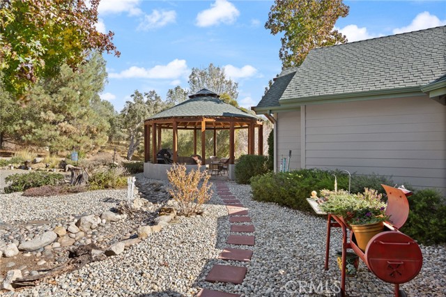 Detail Gallery Image 5 of 42 For 42617 Old Yosemite Rd, Oakhurst,  CA 93644 - 3 Beds | 2/1 Baths