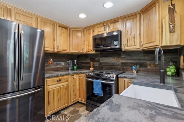 Detail Gallery Image 12 of 59 For 385 Iris Dr, Twin Peaks,  CA 92391 - 4 Beds | 3 Baths