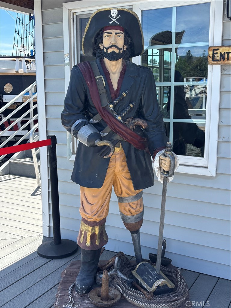https://media.crmls.org/medias/d7b702b9-d7b5-4886-a869-c85e78cf09b9.jpg?preset=X-Large