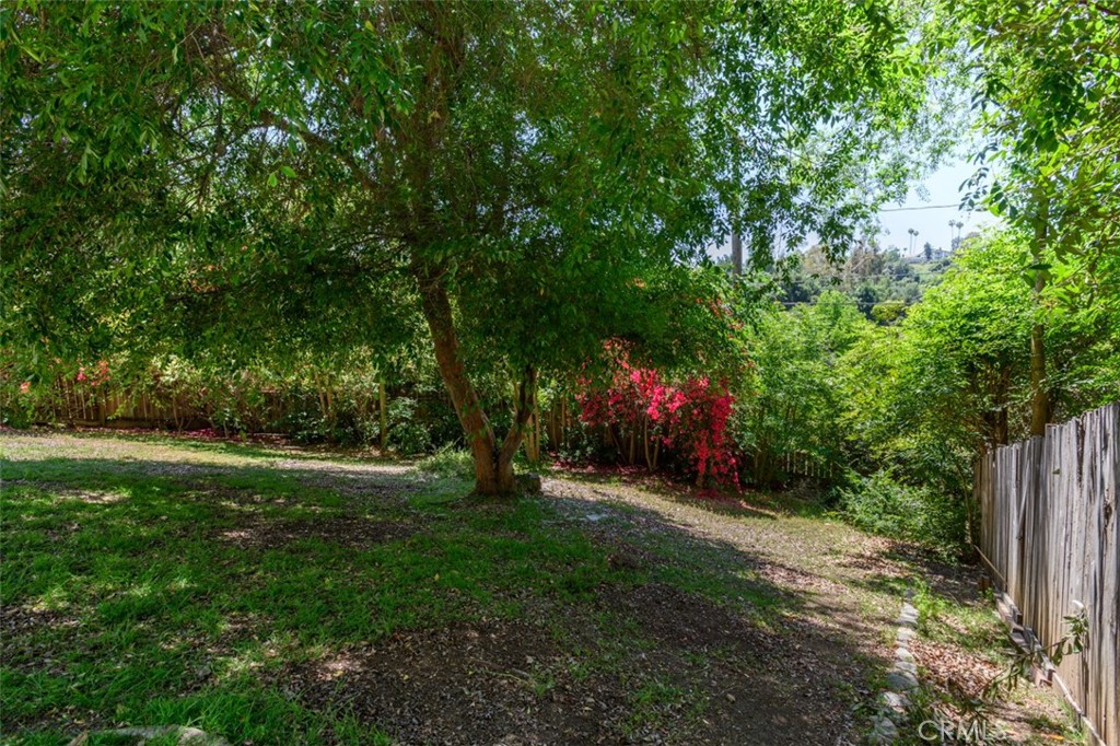 https://media.crmls.org/medias/d7b7e170-724d-4dbd-9c44-61aaf560374c.jpg?preset=X-Large