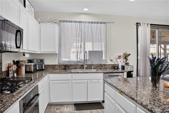 Detail Gallery Image 8 of 55 For 2301 Foxtail Dr, Palmdale,  CA 93551 - 5 Beds | 3 Baths