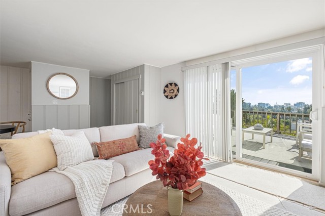Detail Gallery Image 19 of 38 For 6476 San Marco Cir, Los Angeles,  CA 90068 - 2 Beds | 3/1 Baths