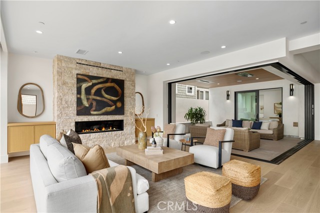 516 Larkspur Avenue, Corona del Mar CA: https://media.crmls.org/medias/d7bc1591-1473-4cdb-a07d-ec478fe4e559.jpg