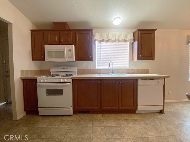 Detail Gallery Image 12 of 32 For 16294 Camelback Dr, Victorville,  CA 92395 - 3 Beds | 2 Baths