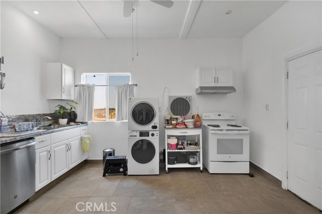 27320 Rodeo Road, Helendale CA: https://media.crmls.org/medias/d7c4d6e9-f2b1-4964-85f4-f69d00c78411.jpg