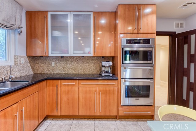 Detail Gallery Image 13 of 52 For 7796 Skyhill Drive, Los Angeles,  CA 90068 - 5 Beds | 3 Baths