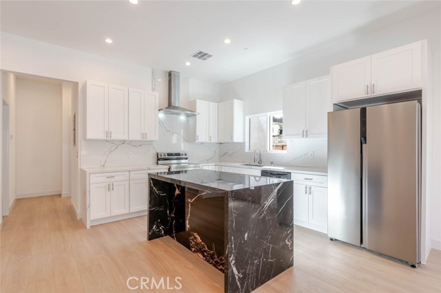 Detail Gallery Image 6 of 18 For 6852 Ranchito Ave, Van Nuys,  CA 91405 - 2 Beds | 2 Baths