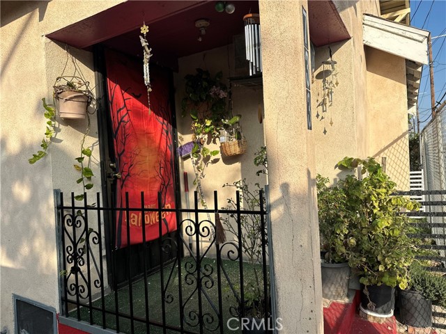 Detail Gallery Image 4 of 18 For 731 W 54th, Los Angeles,  CA 90037 - – Beds | – Baths