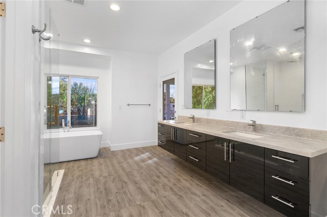 22904 Calvert Street, Woodland Hills CA: https://media.crmls.org/medias/d7c76416-17b3-49c5-9e74-91f692a6dbc8.jpg