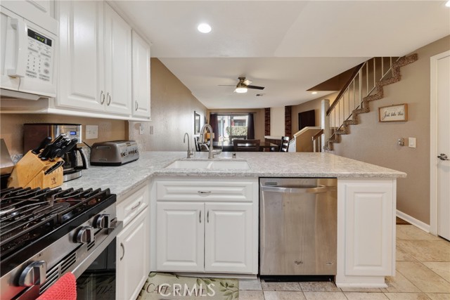 Detail Gallery Image 8 of 40 For 304 Molokai, Placentia,  CA 92870 - 2 Beds | 2/1 Baths