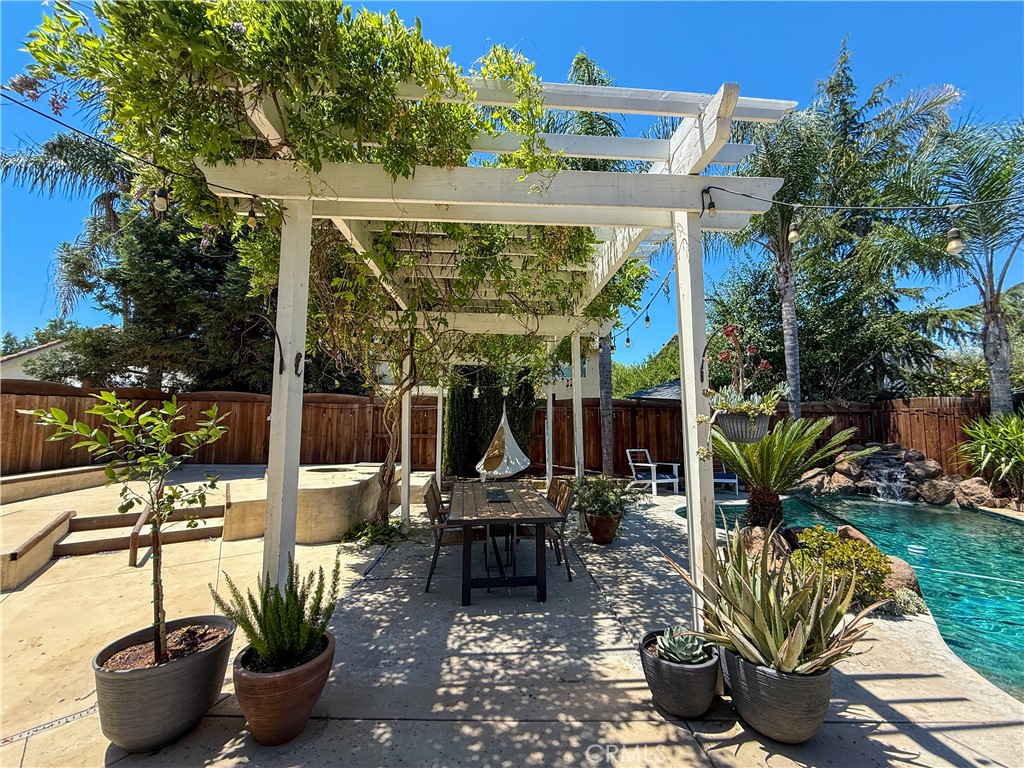 https://media.crmls.org/medias/d7cca25b-8f5c-4d8c-9733-3f390b489985.jpg?preset=X-Large