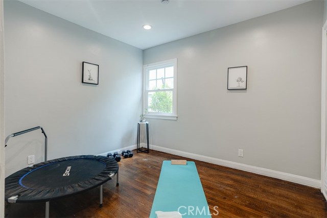 516 S Sparks S Street, Burbank CA: https://media.crmls.org/medias/d7ccef7a-a70f-431b-b831-a518b9c05013.jpg