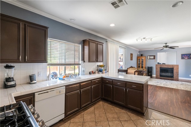 945 Newport Drive, San Jacinto CA: https://media.crmls.org/medias/d7ce9f07-193b-480d-8c4a-9c20439d831a.jpg