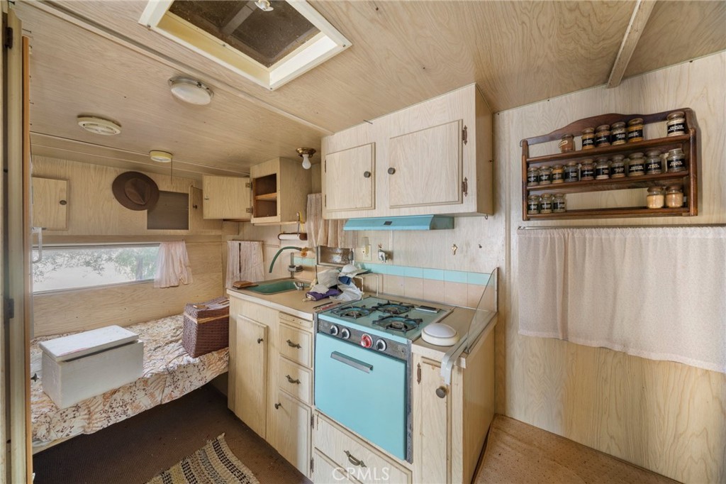 https://media.crmls.org/medias/d7d3543e-c972-4784-9e92-b8a711f7fbc2.jpg?preset=X-Large