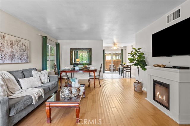 Detail Gallery Image 7 of 38 For 19504 Avenue of the Oaks #C,  Newhall,  CA 91321 - 2 Beds | 2 Baths