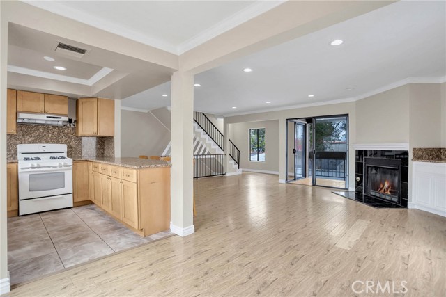 Detail Gallery Image 4 of 23 For 1005 Monterey Rd #5,  Glendale,  CA 91206 - 3 Beds | 3 Baths