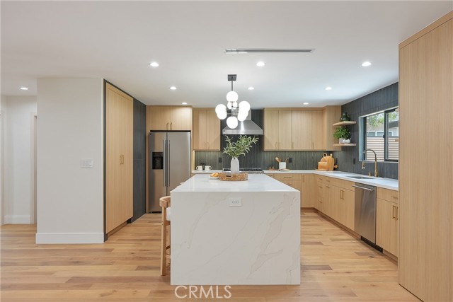 Detail Gallery Image 9 of 41 For 23240 Leonora Dr, Woodland Hills,  CA 91367 - 5 Beds | 5 Baths