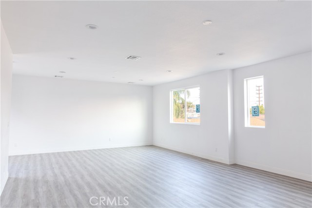 Detail Gallery Image 4 of 16 For 14614 Vanowen, Van Nuys,  CA 91405 - 4 Beds | 5 Baths