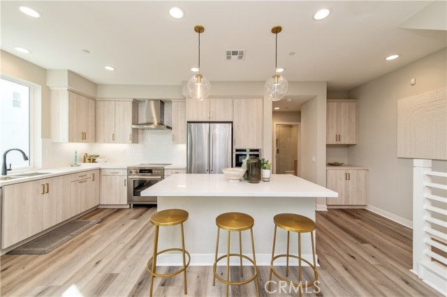 Detail Gallery Image 8 of 27 For 824 S Harbor Blvd, Santa Ana,  CA 92704 - 4 Beds | 3 Baths