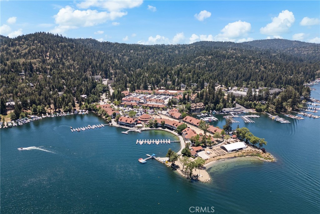 https://media.crmls.org/medias/d7e11461-9f6d-4f1b-96e7-561d9586766f.jpg?preset=X-Large