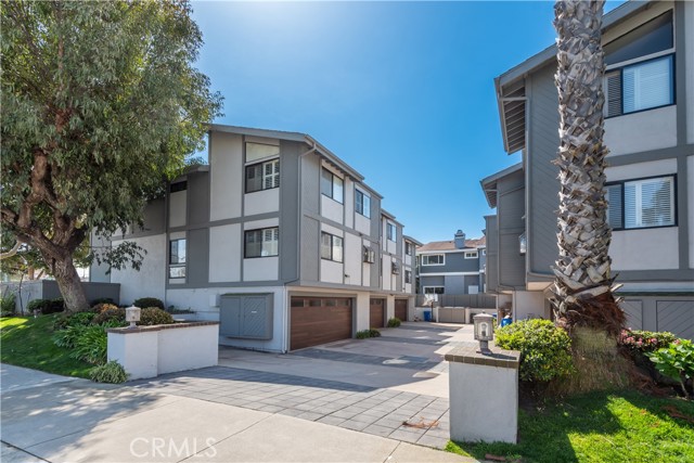 101 Broadway, Redondo Beach, California 90277, 3 Bedrooms Bedrooms, ,2 BathroomsBathrooms,Residential,Sold,Broadway,SB23091821