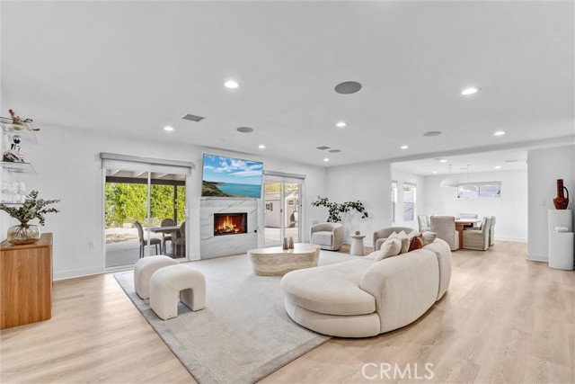 Detail Gallery Image 8 of 46 For 23245 Gonzales Dr, Woodland Hills,  CA 91367 - 5 Beds | 3 Baths