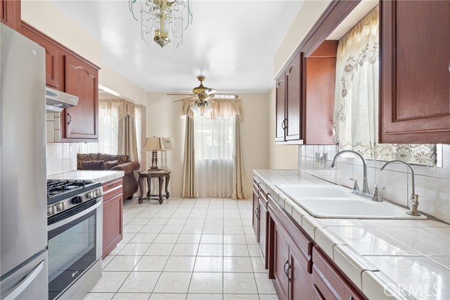 Detail Gallery Image 8 of 36 For 6133 Orchard Ave, Huntington Park,  CA 90255 - 4 Beds | 3 Baths