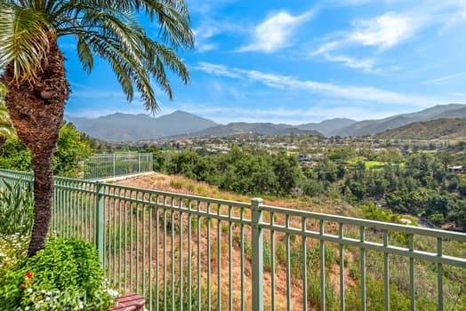 18 Beaconsfield, Rancho Santa Margarita CA: https://media.crmls.org/medias/d7e58b7e-fcf5-4102-bc03-5e2e6f77d286.jpg