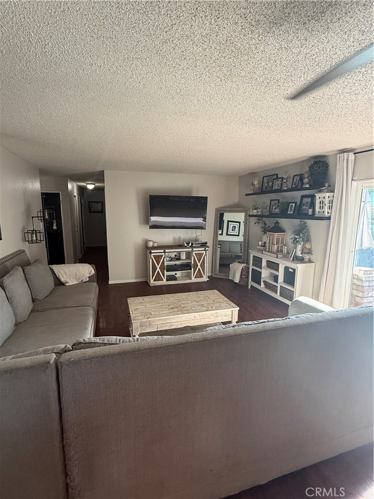https://media.crmls.org/medias/d7e844cc-9ba6-49a4-b1e4-fbc046b9552c.jpg?preset=X-Large