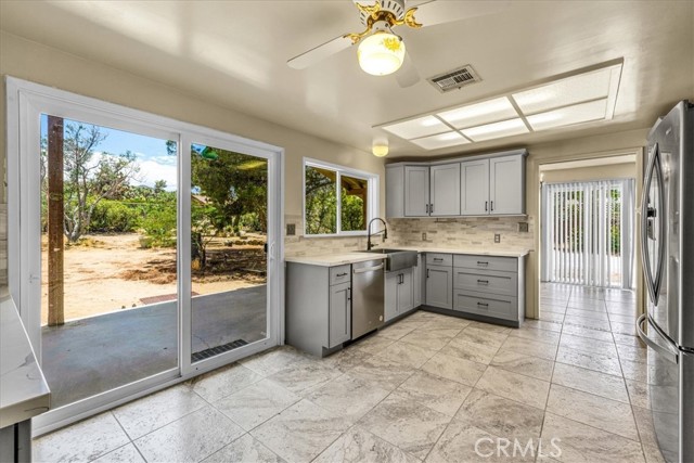 8082 Grand Avenue, Yucca Valley CA: https://media.crmls.org/medias/d7e95f8c-b01c-499f-8856-9337acc3d96b.jpg