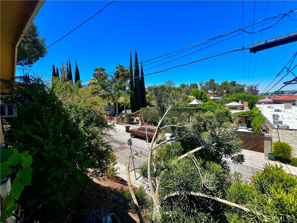 https://media.crmls.org/medias/d7e98ff2-e7e5-4ee5-a368-8358c78abfe5.jpg?preset=X-Large