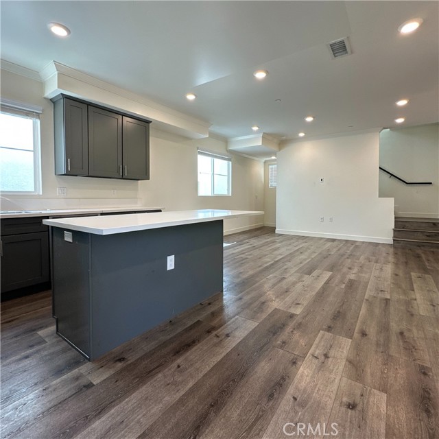 Detail Gallery Image 4 of 23 For 14019 Vanowen St, Van Nuys,  CA 91405 - 3 Beds | 3 Baths