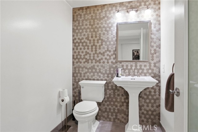 Detail Gallery Image 3 of 33 For 11824 Darlington Ave #102,  Los Angeles,  CA 90049 - 3 Beds | 2/1 Baths