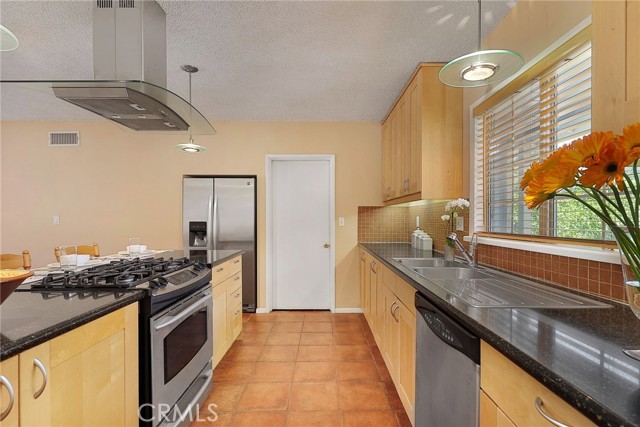 Detail Gallery Image 13 of 26 For 11617 Biltmore Ave, Sylmar,  CA 91342 - 4 Beds | 2 Baths