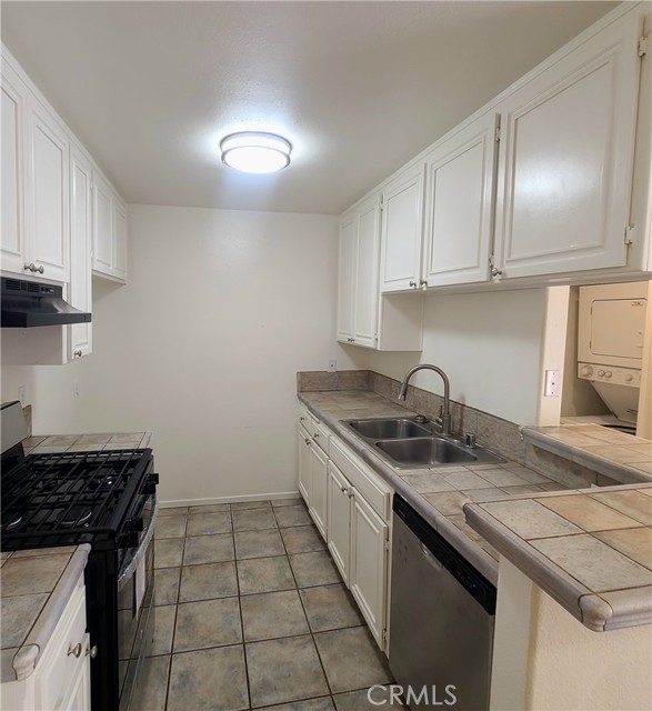 Detail Gallery Image 3 of 26 For 5060 Kester Ave #211,  Sherman Oaks,  CA 91403 - 2 Beds | 2 Baths